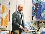 Carl Unger vor seinen Bildern (Bild: Belvedere)